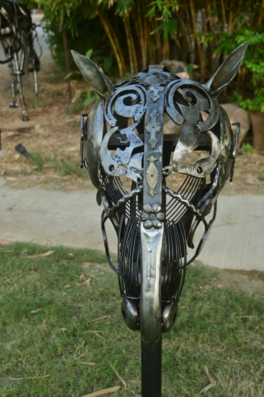 פסל של סוס פרחוני