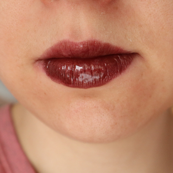 Pattern of similar lipsticks on fuschia background with text Find Dupes.