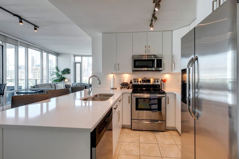 Bright 2 Bedroom Condo in the Heart of Downtown — photo 4 of 13
