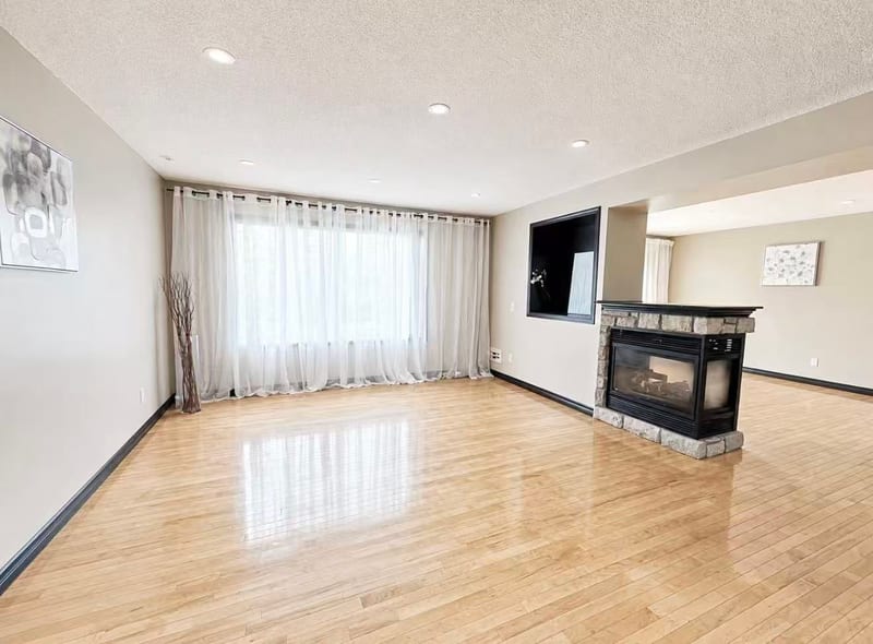 Beautiful Two Story house with walk out basement for rent — photo 3 of 11