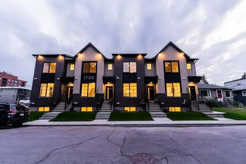 Private 3-Bed Townhome | Secure Detached Garage | Gated Community — photo 3 of 20