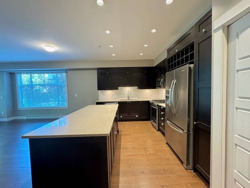 Beautiful 2Bed 2Bath Plus Den! 2 Parking Included W/ Lots of Amenities — photo 3 of 22