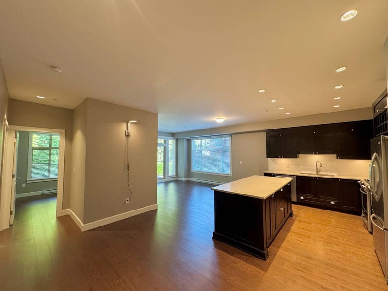 Beautiful 2Bed 2Bath Plus Den! 2 Parking Included W/ Lots of Amenities — photo 4 of 22