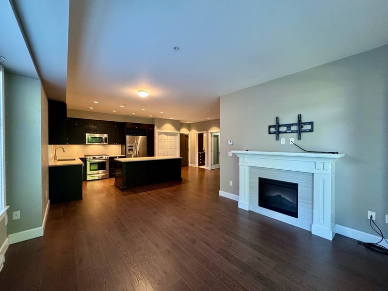 Beautiful 2Bed 2Bath Plus Den! 2 Parking Included W/ Lots of Amenities — photo 5 of 22