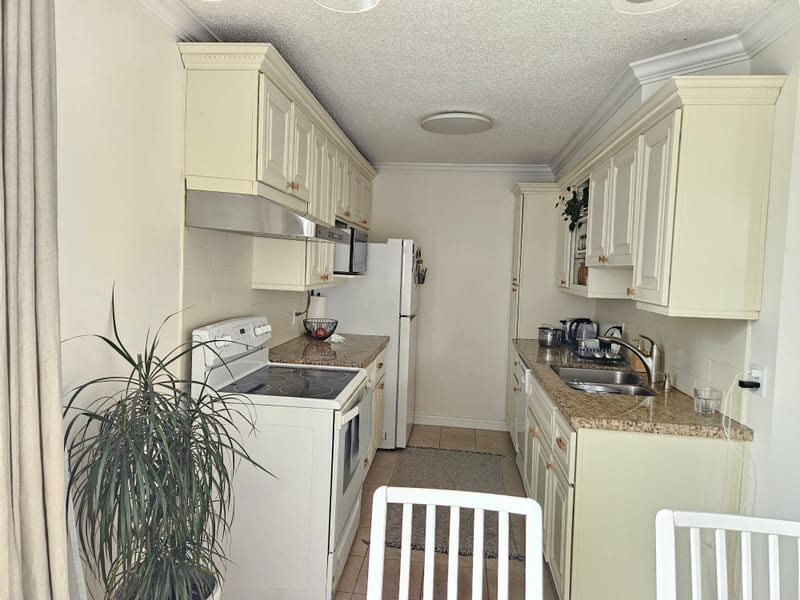 Centrally located 2 bedroom bright condo with garden view — photo 3 of 13