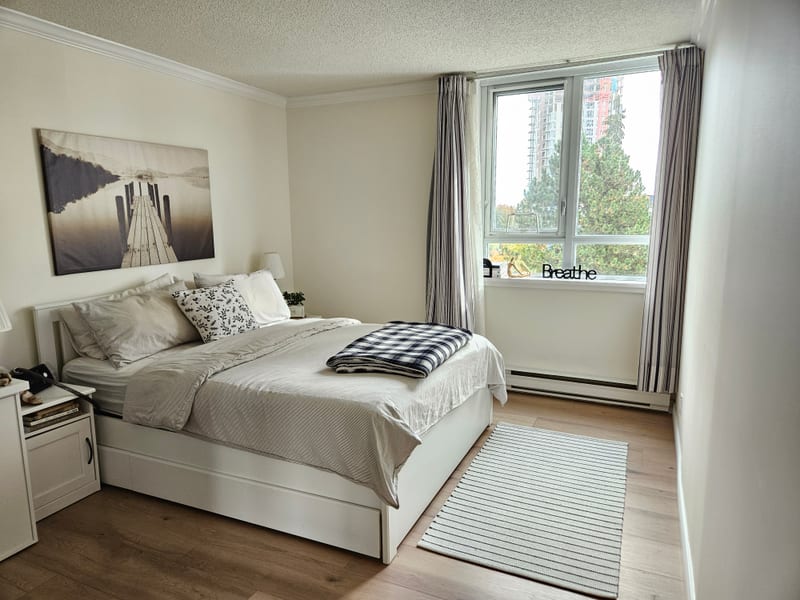 Centrally located 2 bedroom bright condo with garden view — photo 5 of 13
