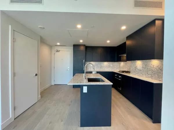 1BED 1BATH UNIT AT LOMA W/ AC PARKING & LOCKER PLUS VIEWS ON 10TH FLOO