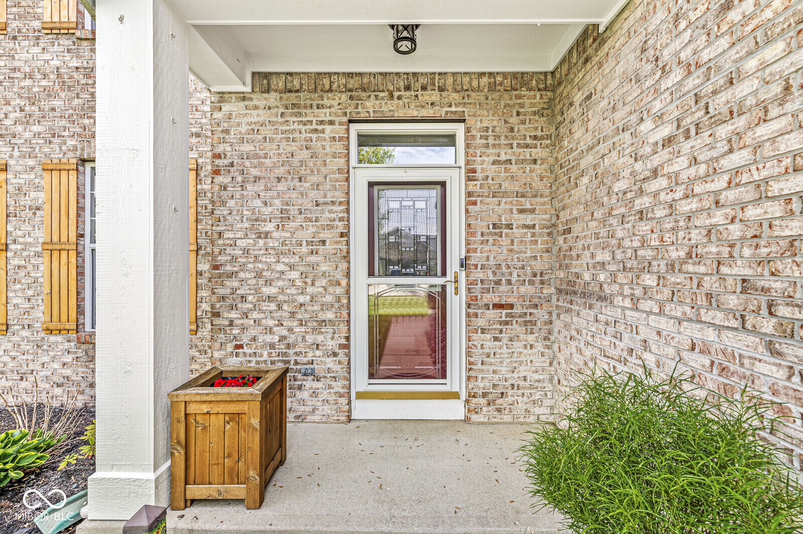 6758 Woodcliff Circle
