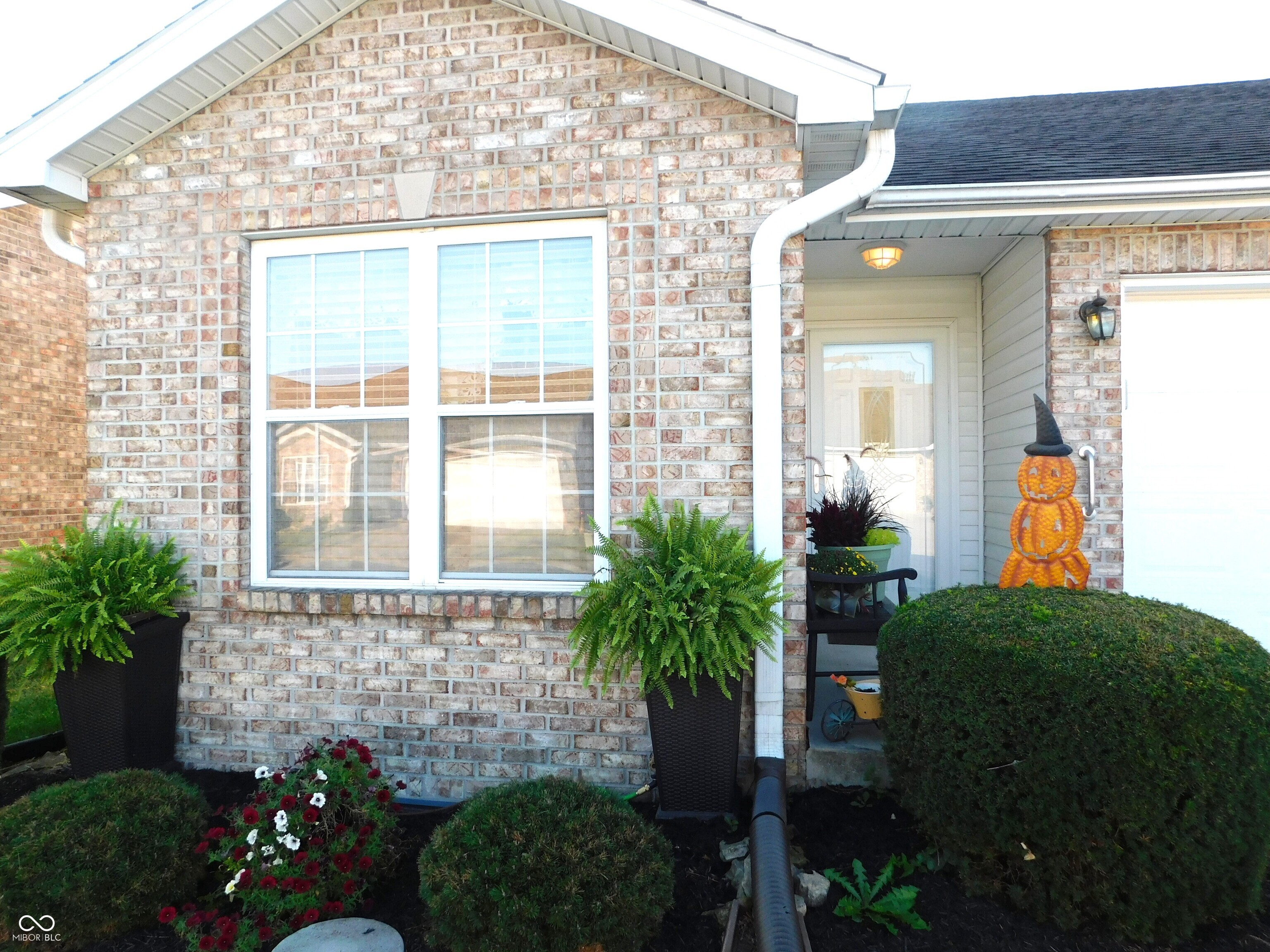 1049 E Crown Pointe Boulevard