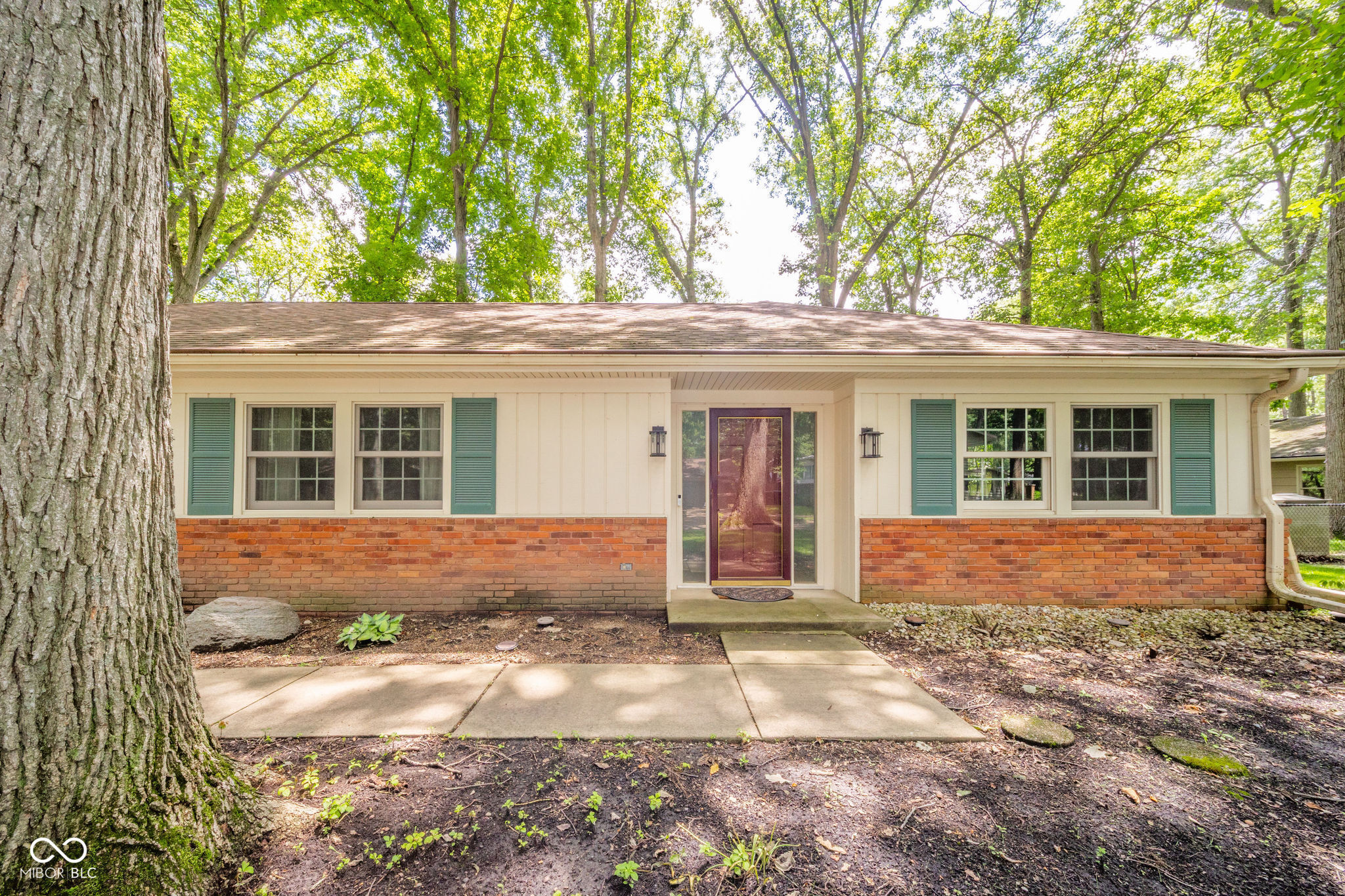 2613 W Queensbury Road