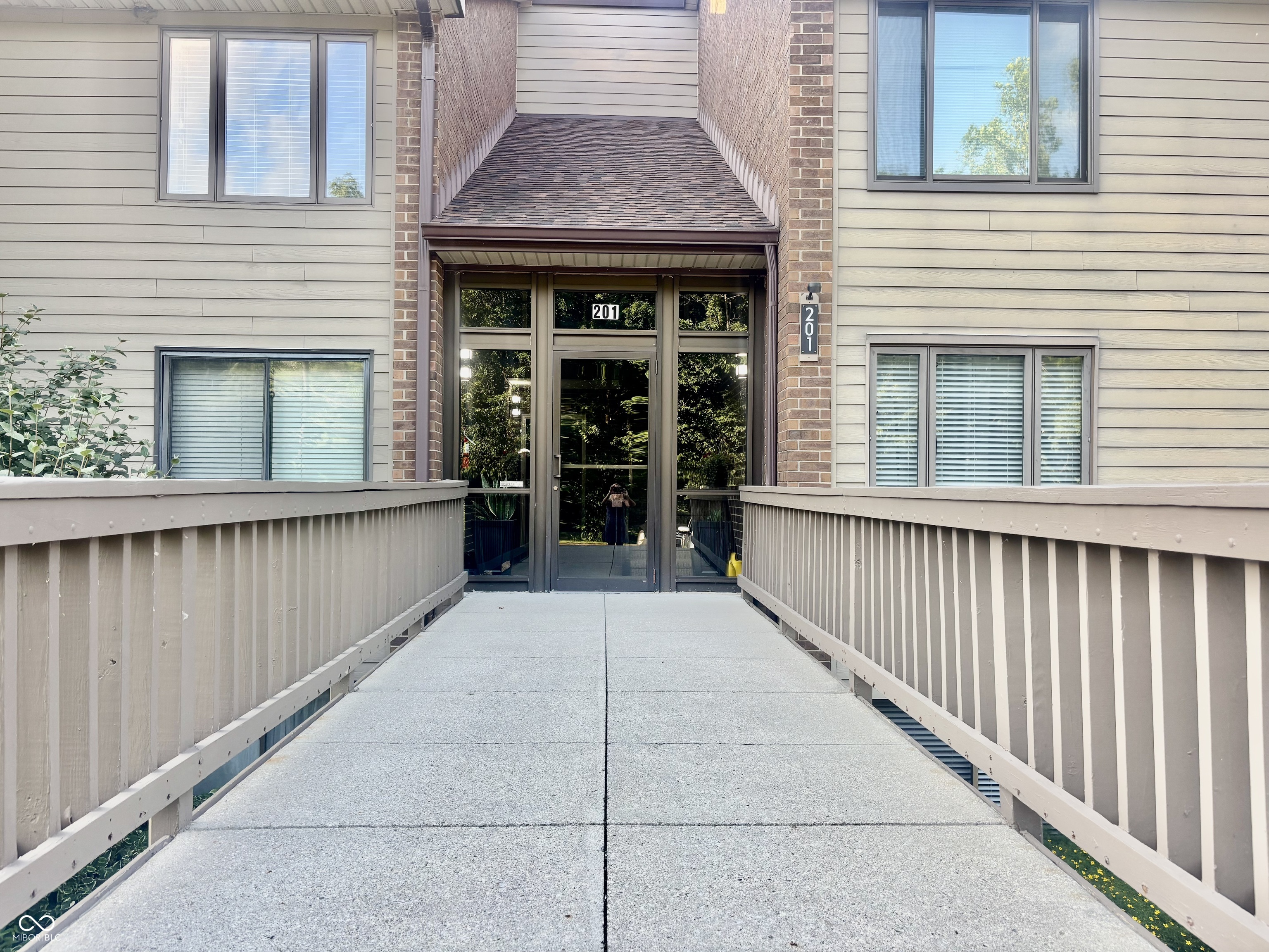 201 Bluff Circle