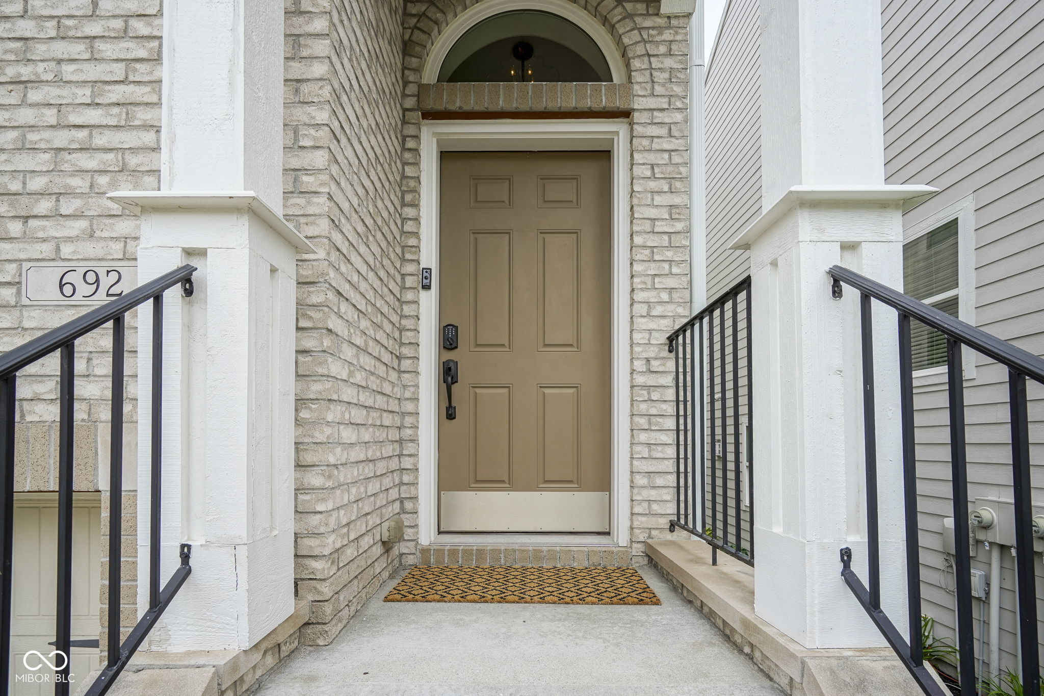 692 Greenford N Trail