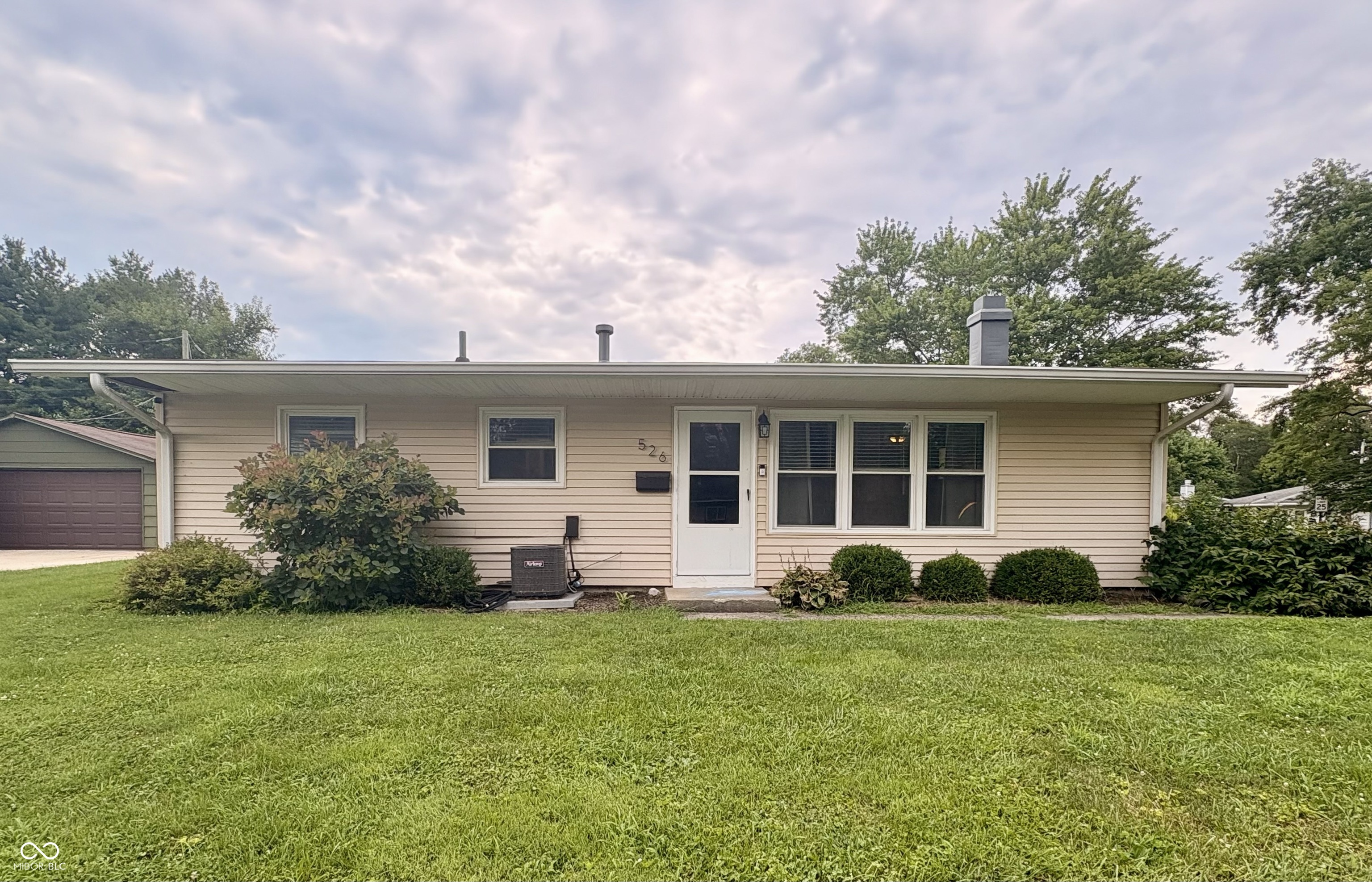 526 S Maxine Manor