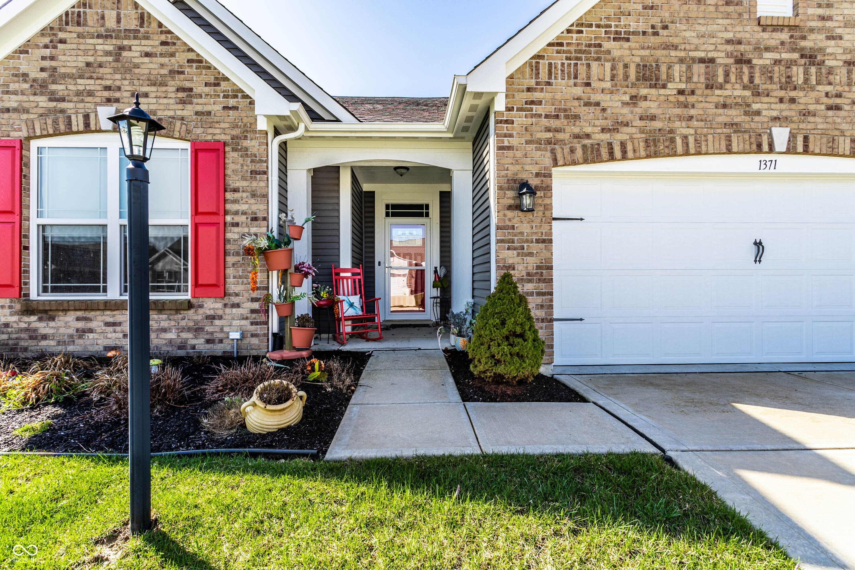 1371 Blackthorne N Trail