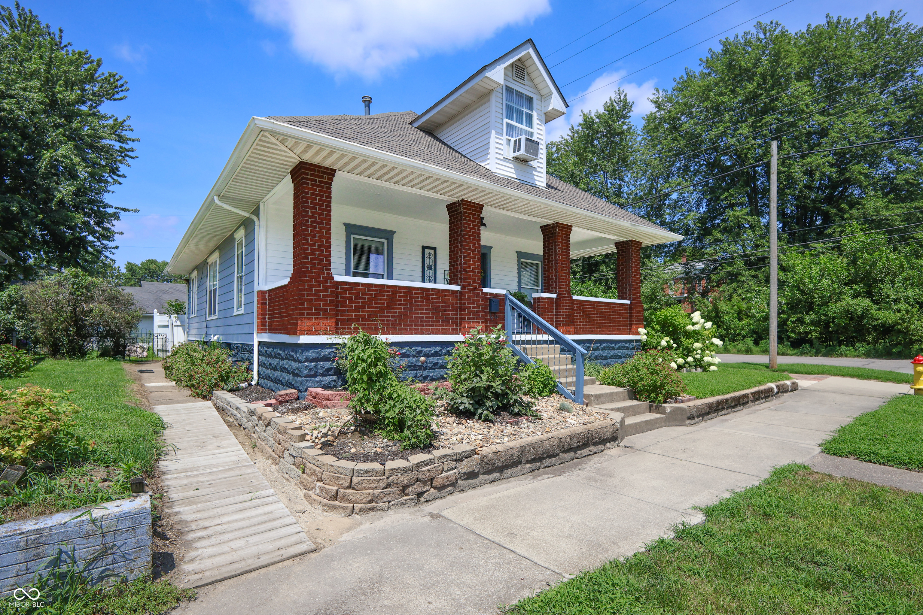 329 E Laurel Street