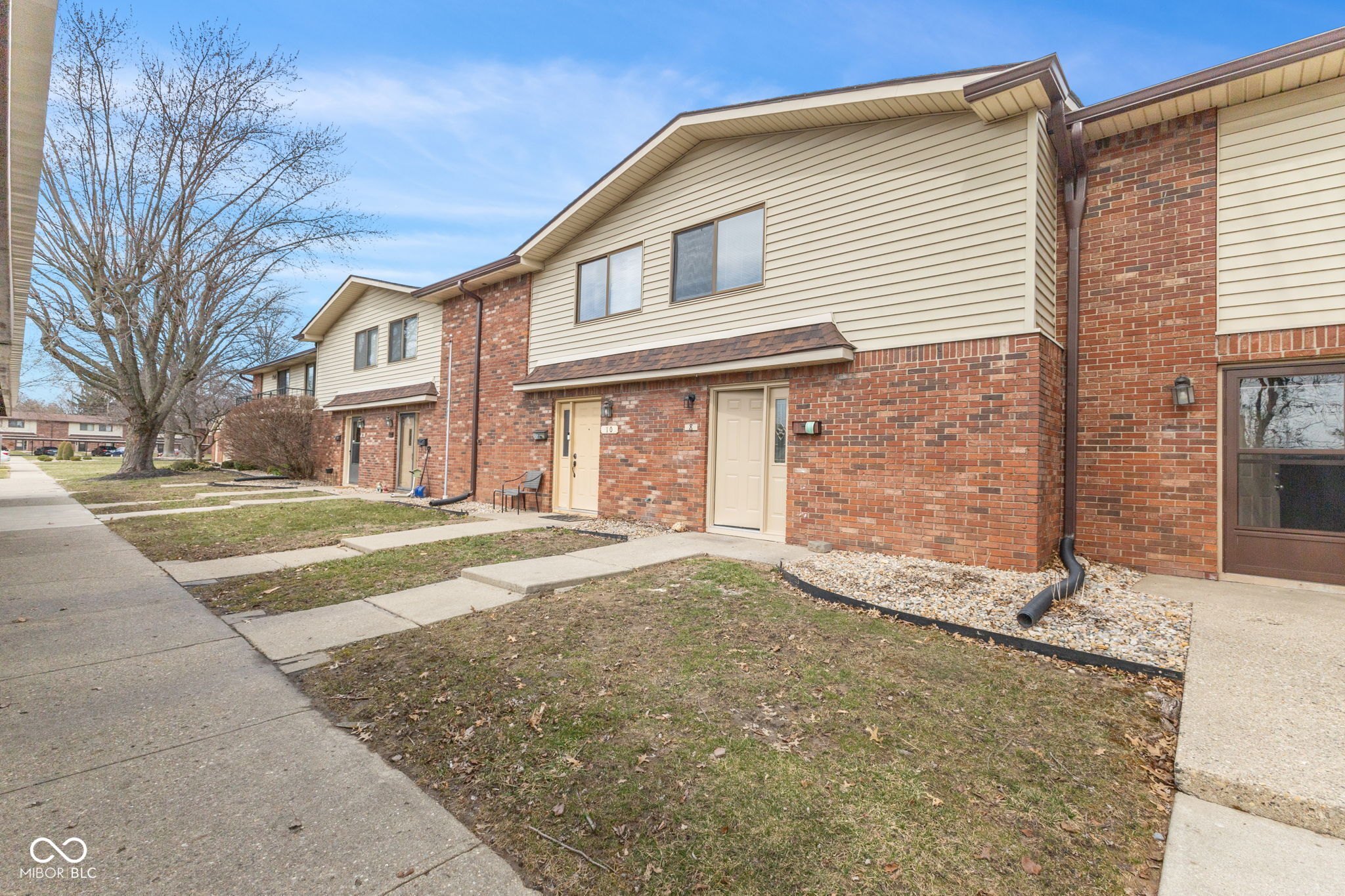 8 Greenwood Trail S Drive