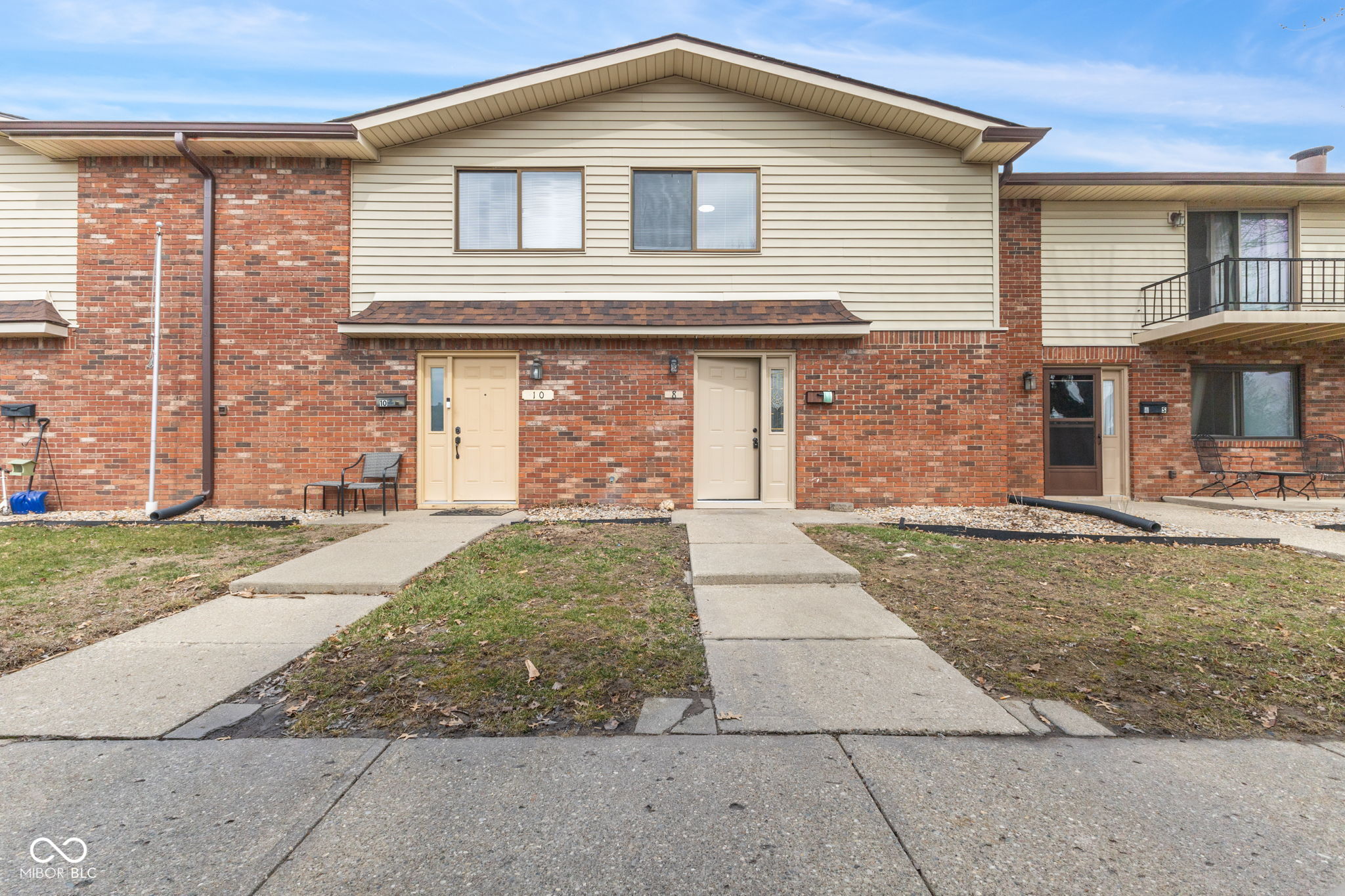 8 Greenwood Trail S Drive