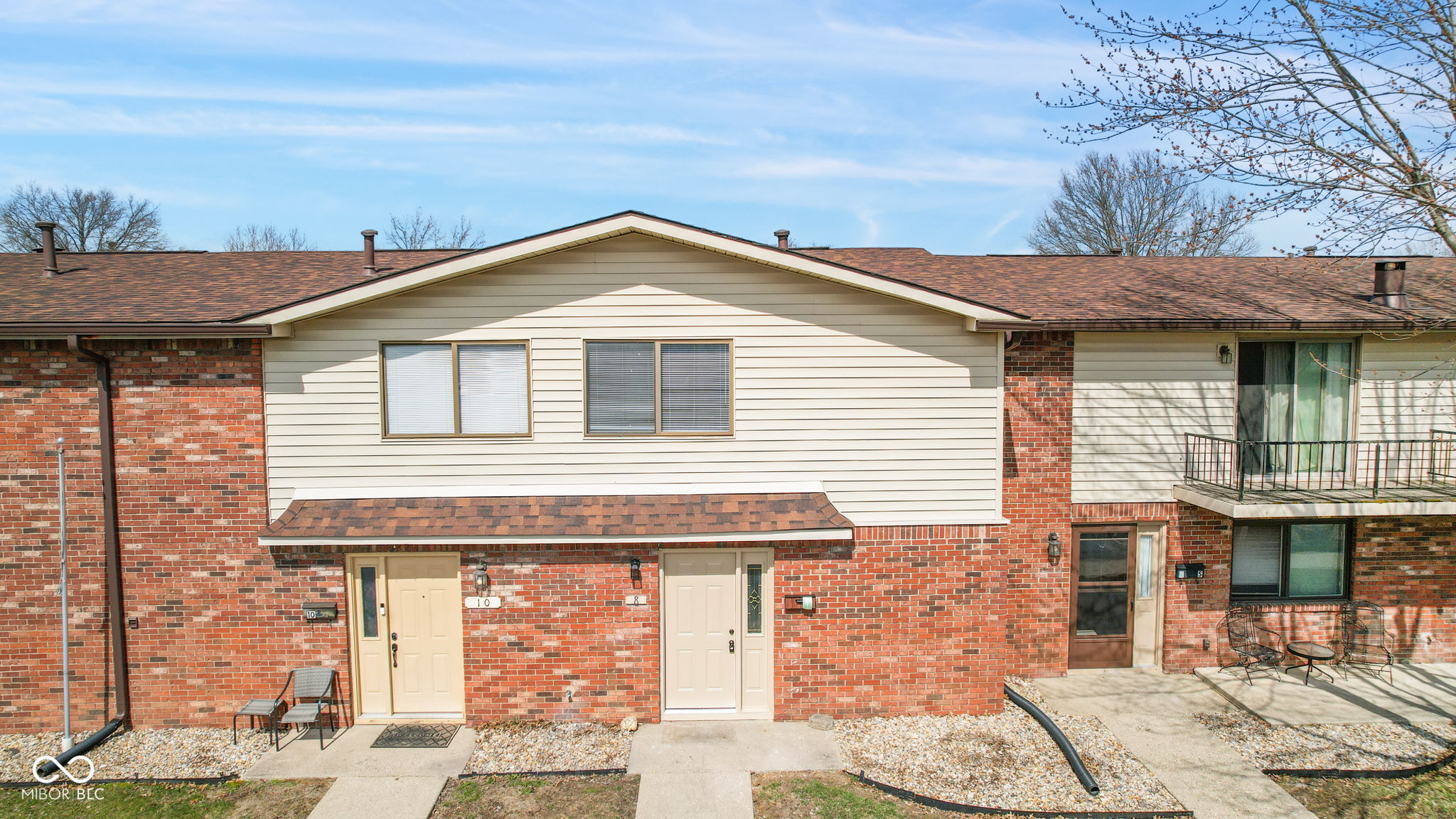 8 Greenwood Trail S Drive