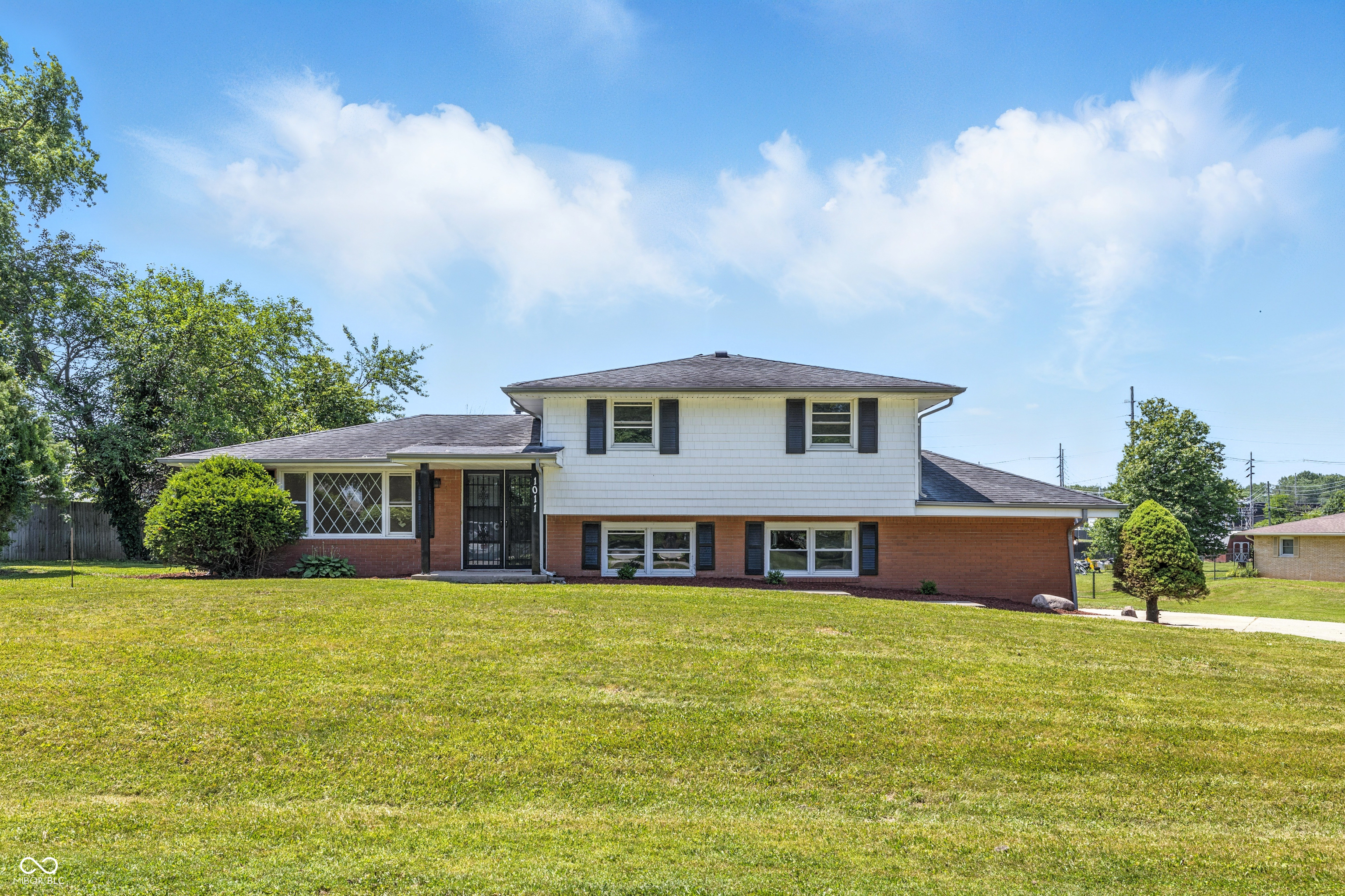 1011 ROBIN Drive