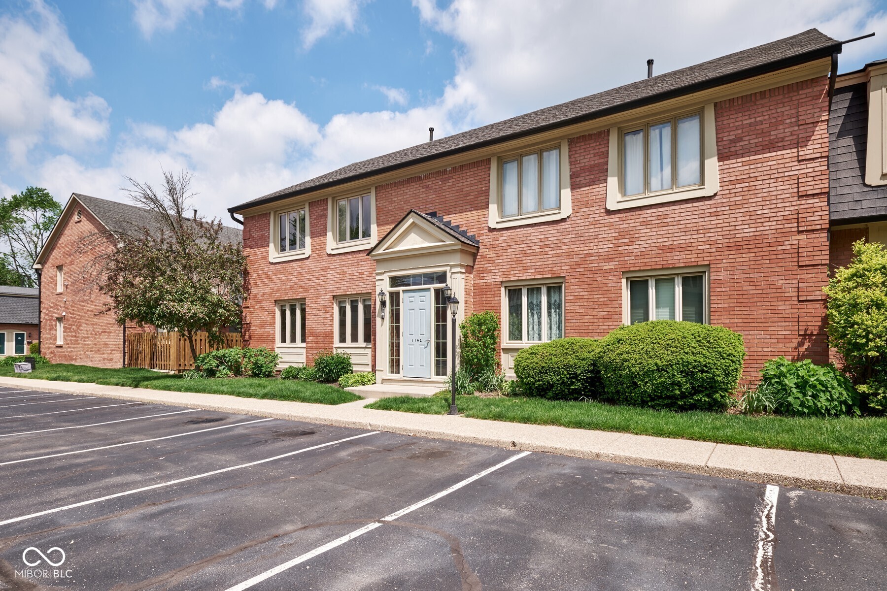 1142 Canterbury S Square