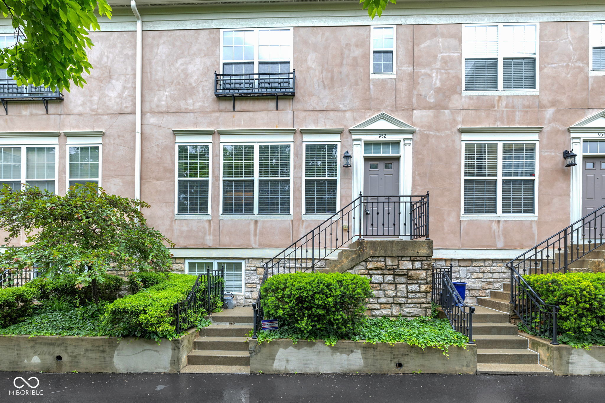 952 Junction Place