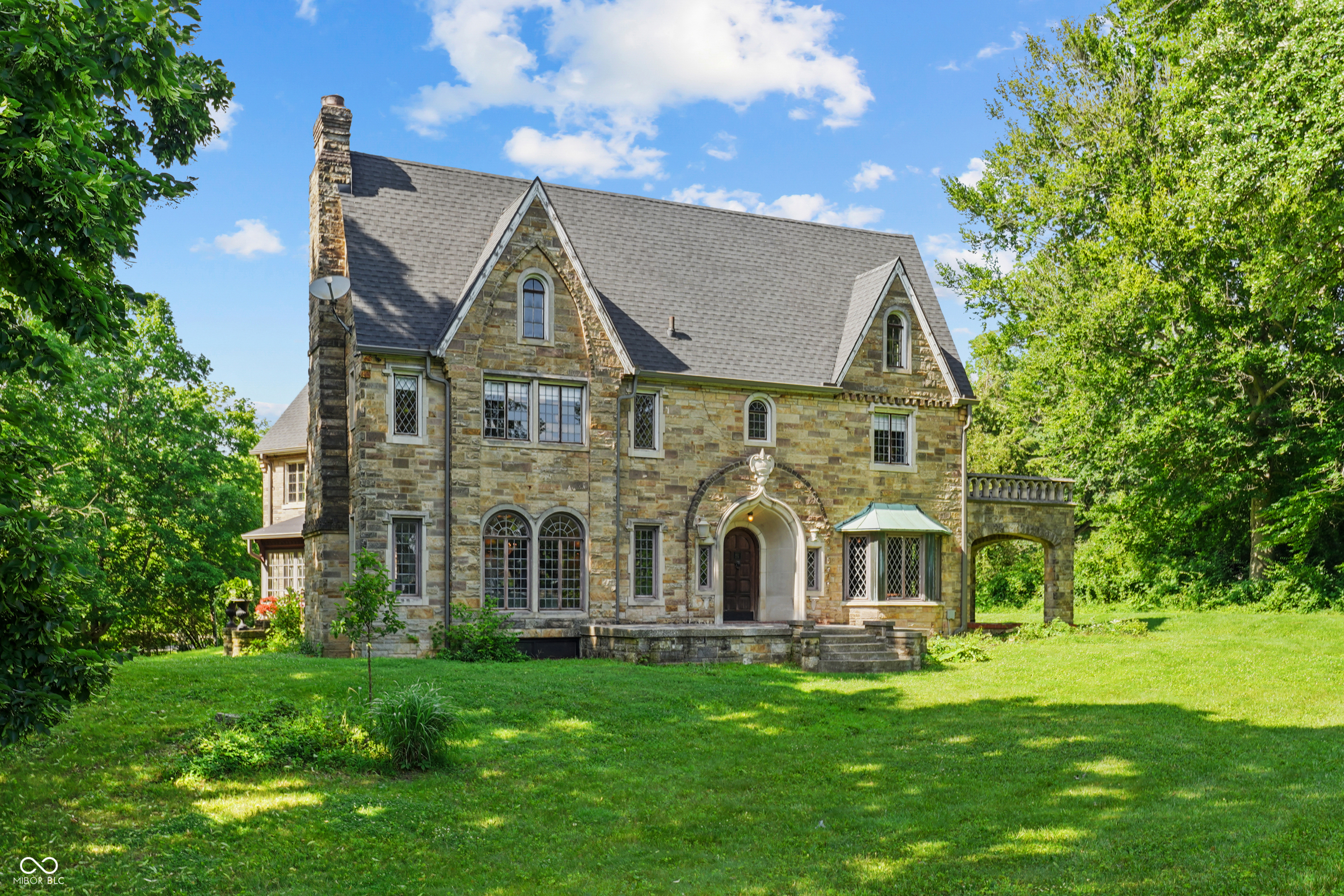 2421 W 39th Street