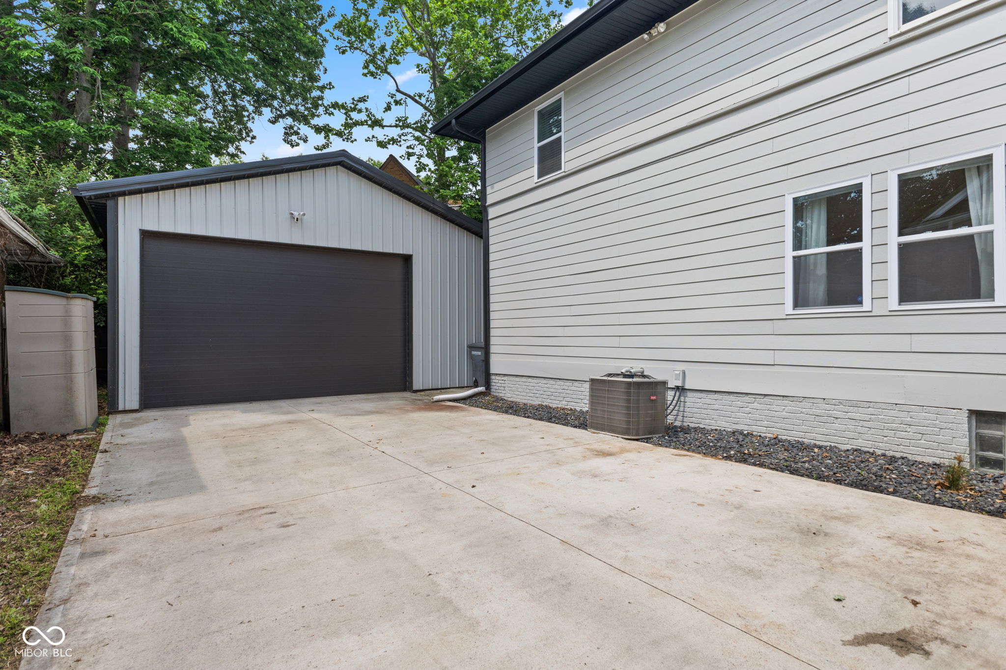 953 E 34th Street
