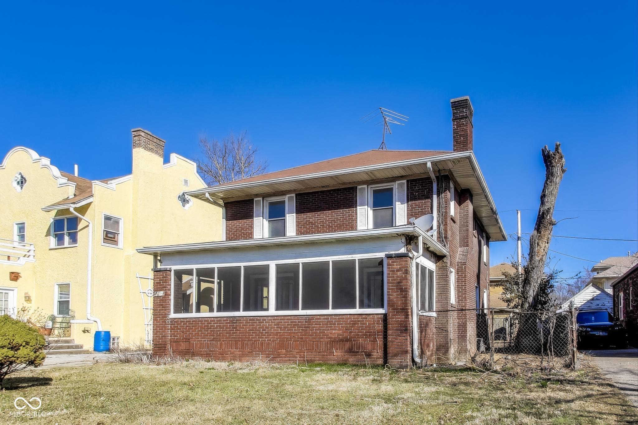 518 Central S Court