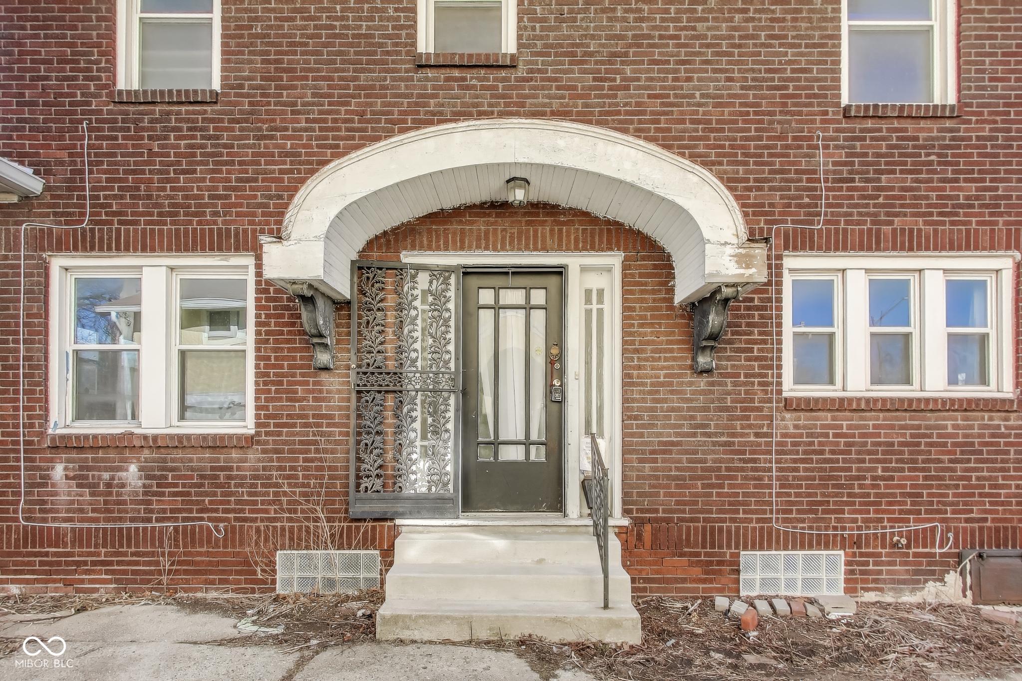 518 Central S Court