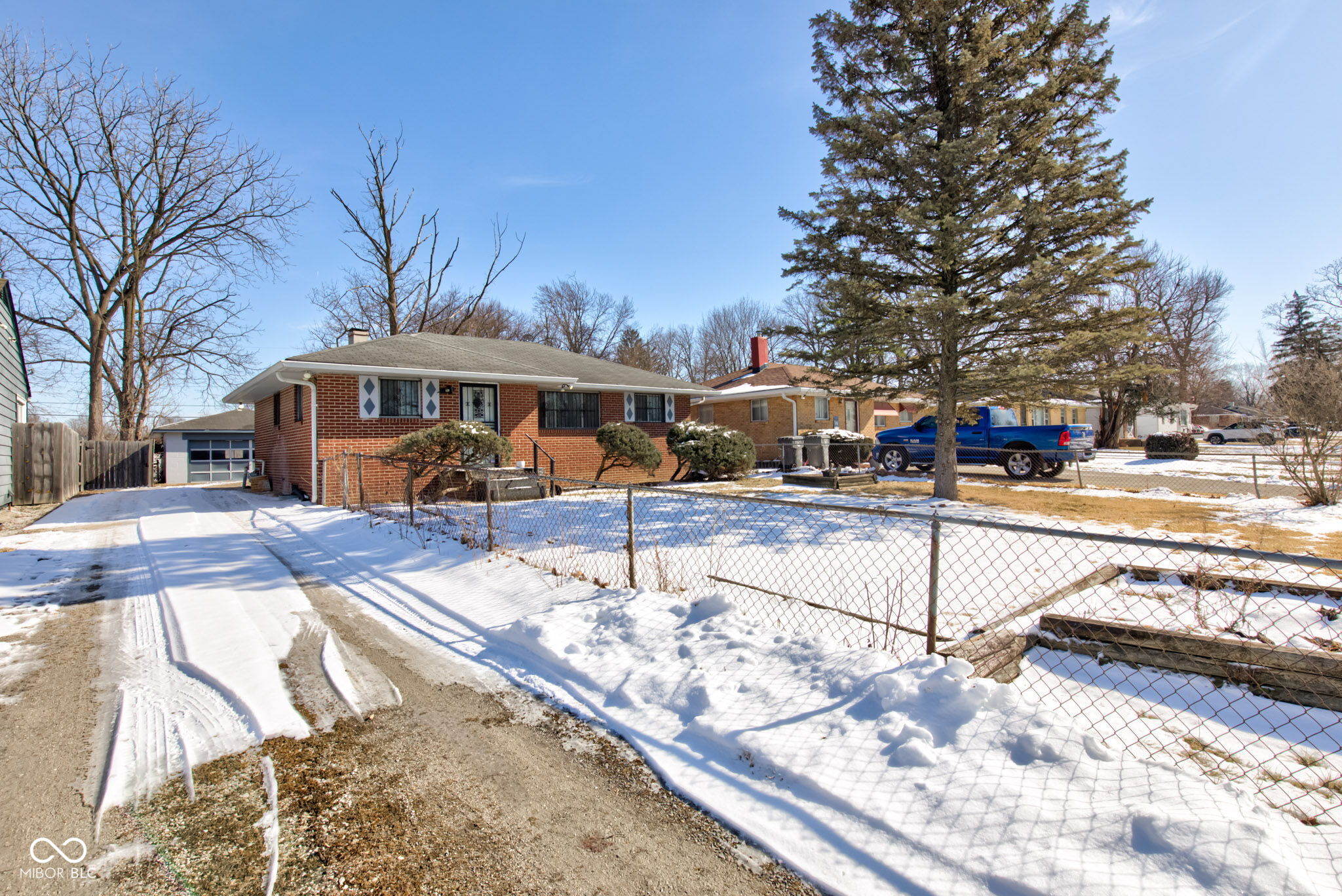 4139 N Grand Avenue
