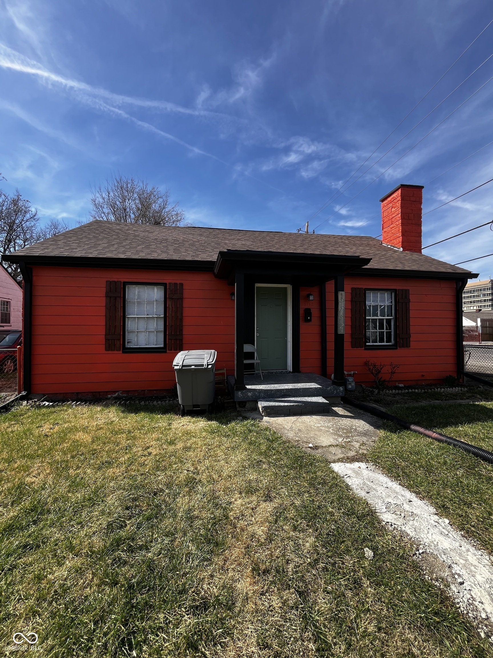 3752 N Oxford Street
