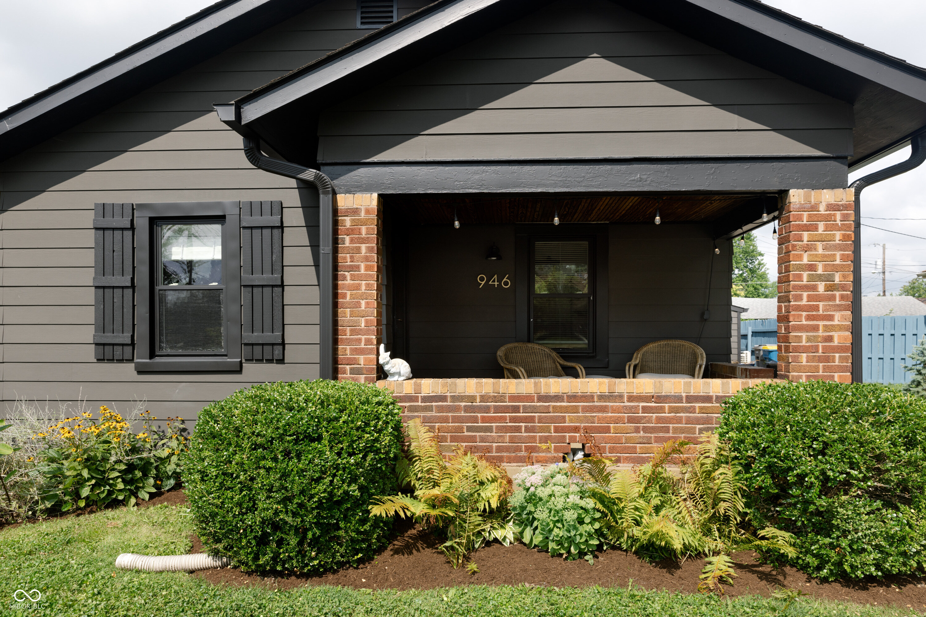 946 N Hawthorne Lane