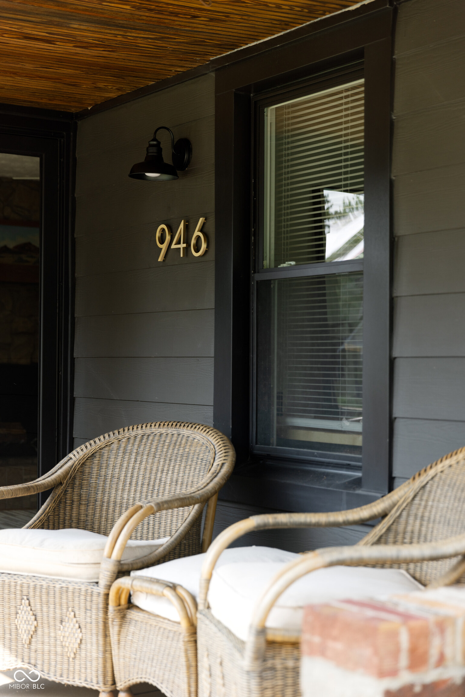 946 N Hawthorne Lane