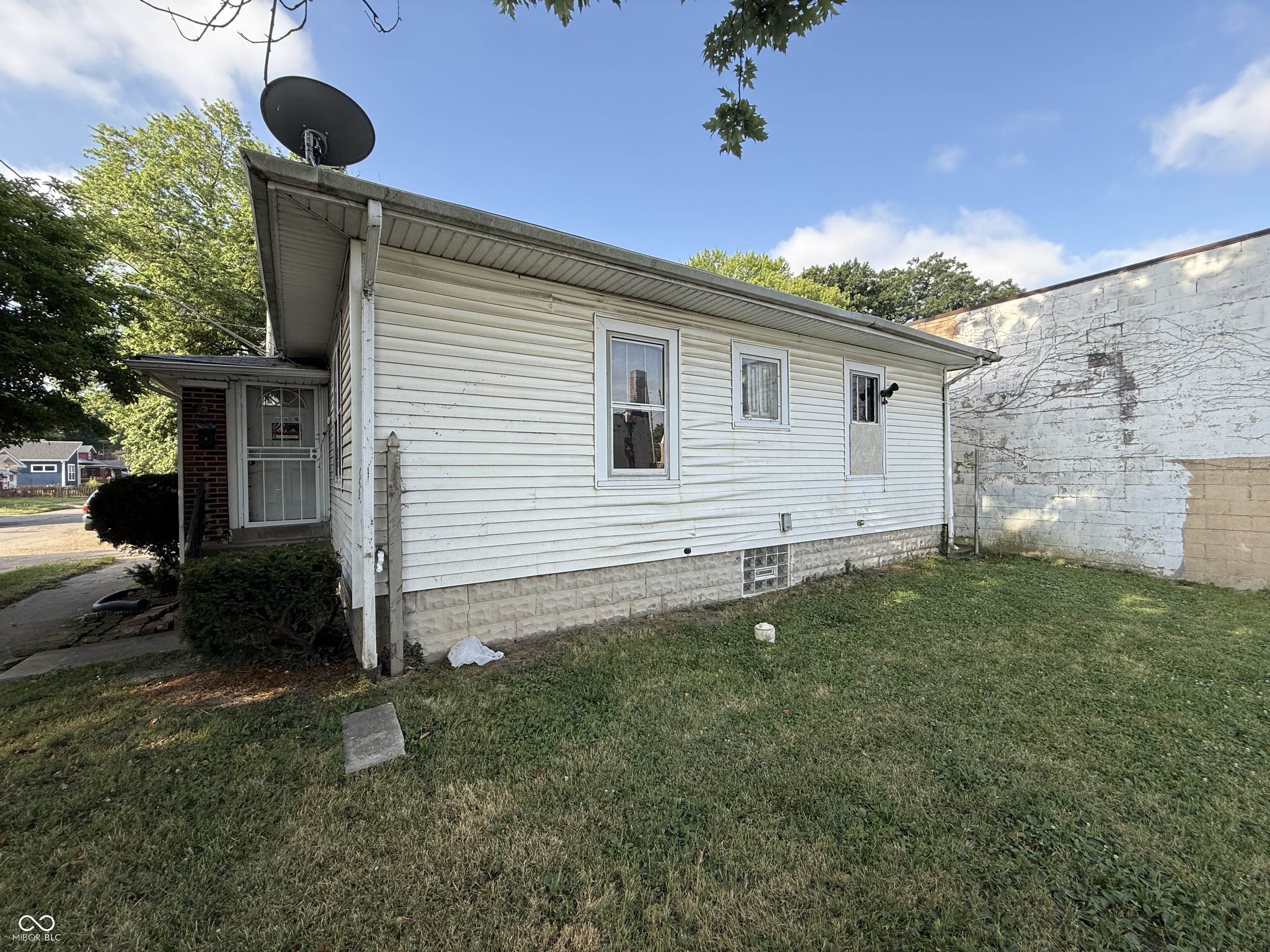 3823 E 10th Street