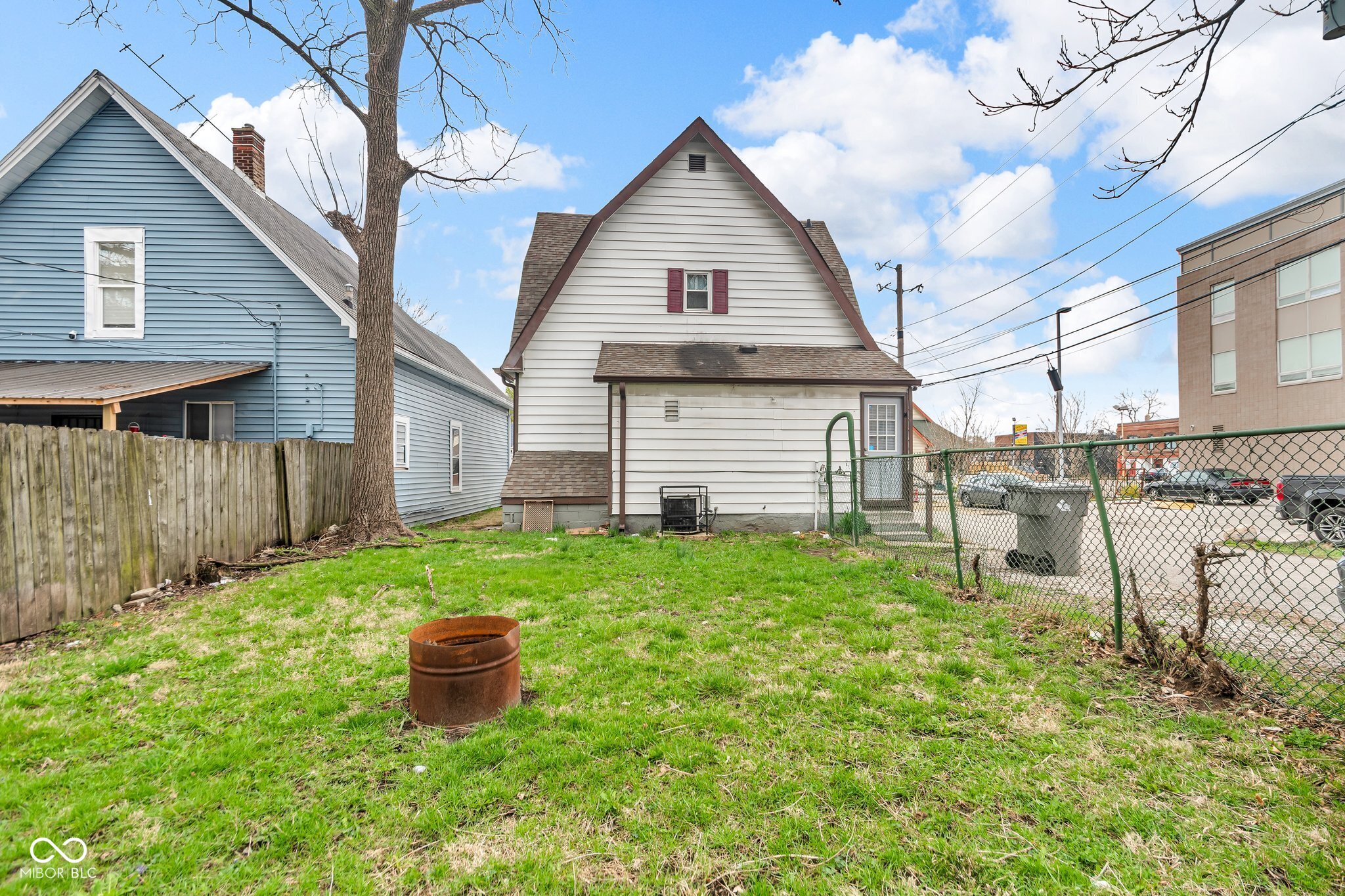 953 N Oakland Avenue