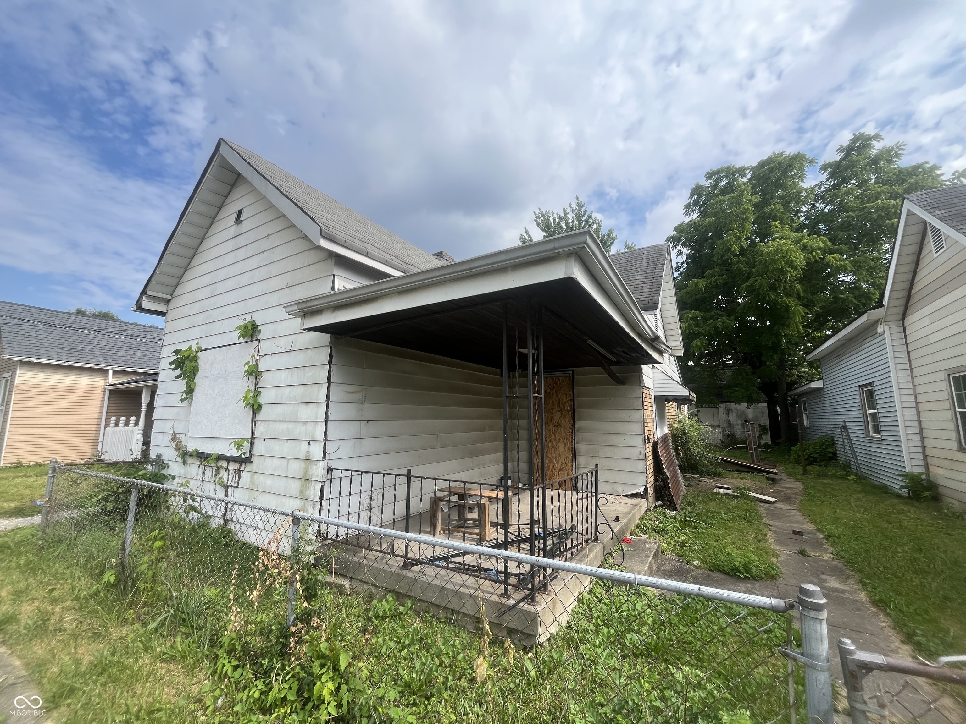 2327 Hoyt Avenue