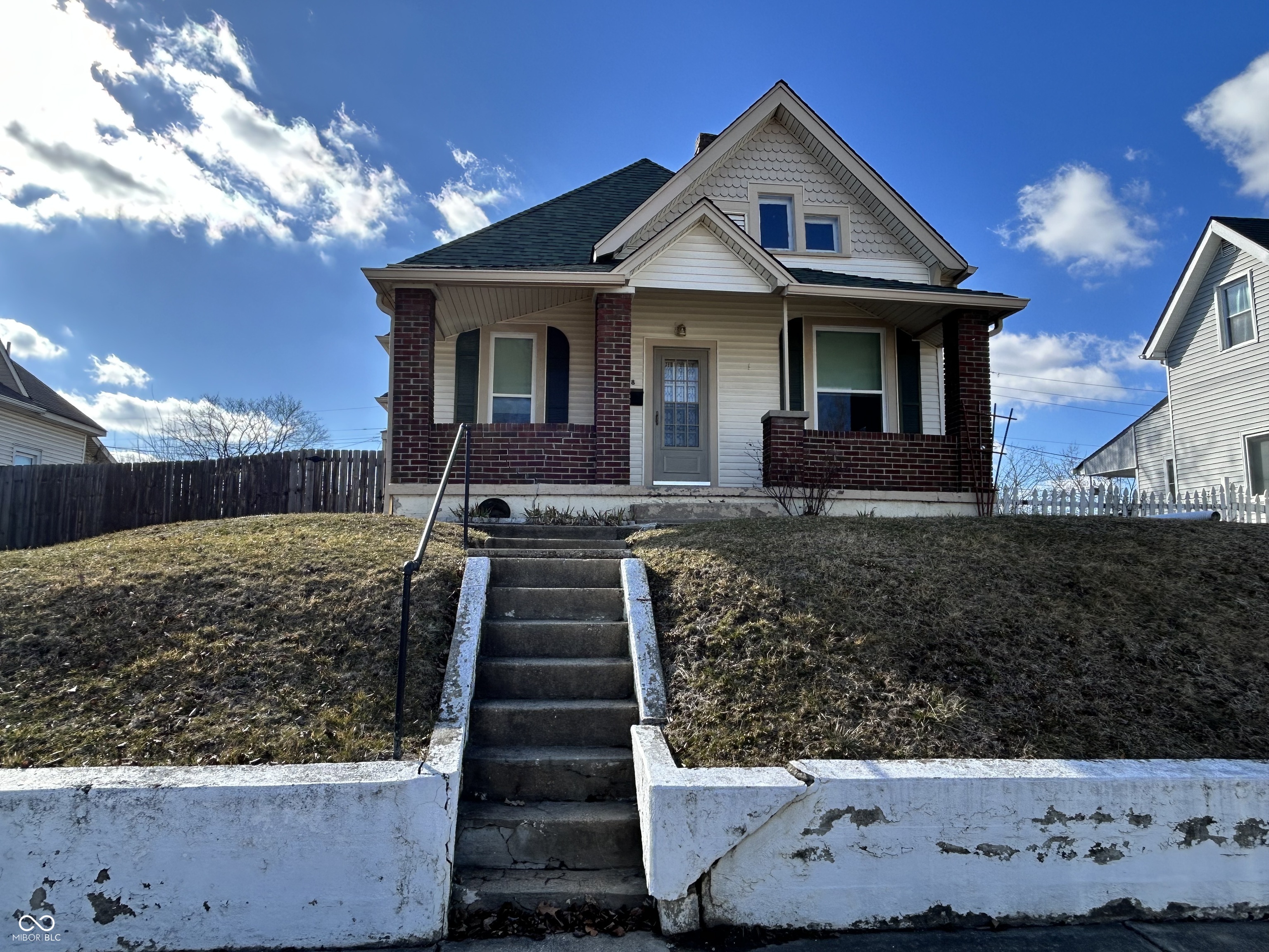 218 S 5th Avenue