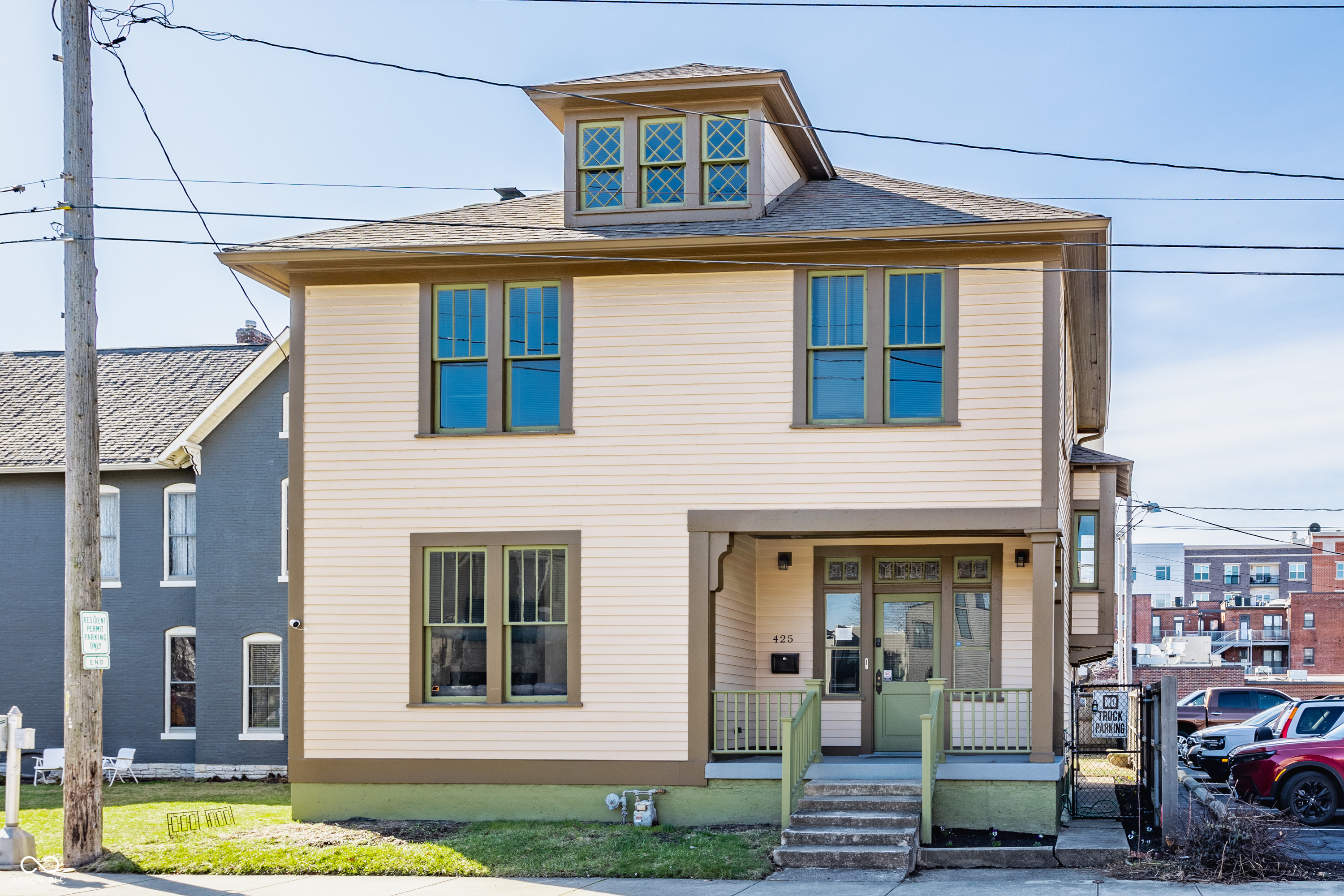 425 E Walnut Street