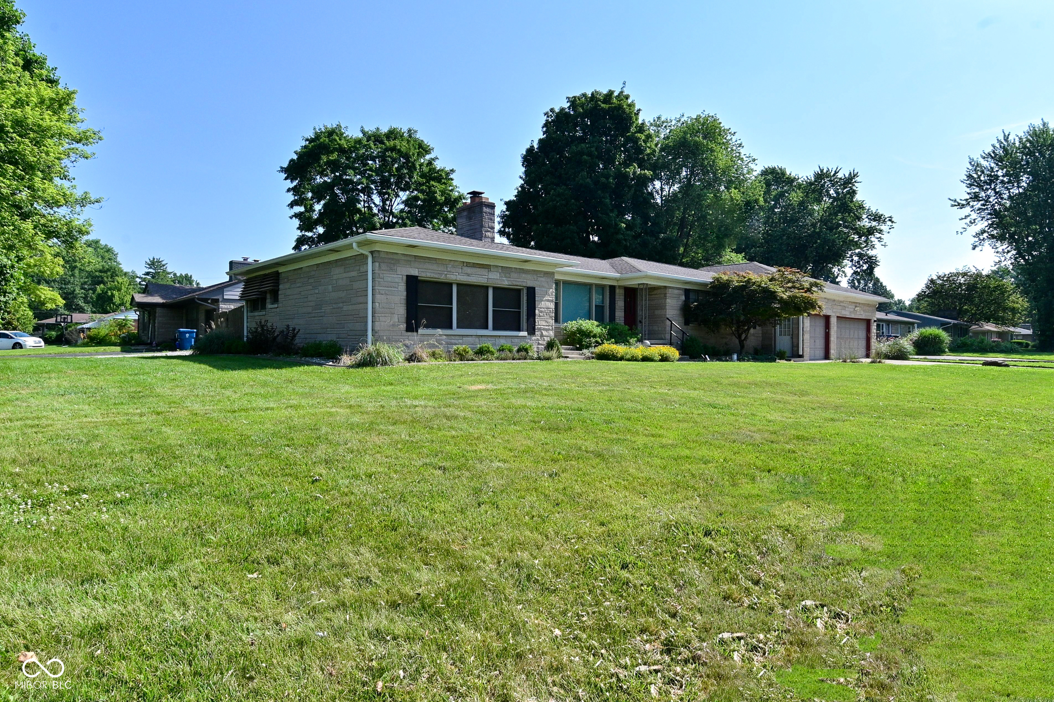 136 W Loretta Drive