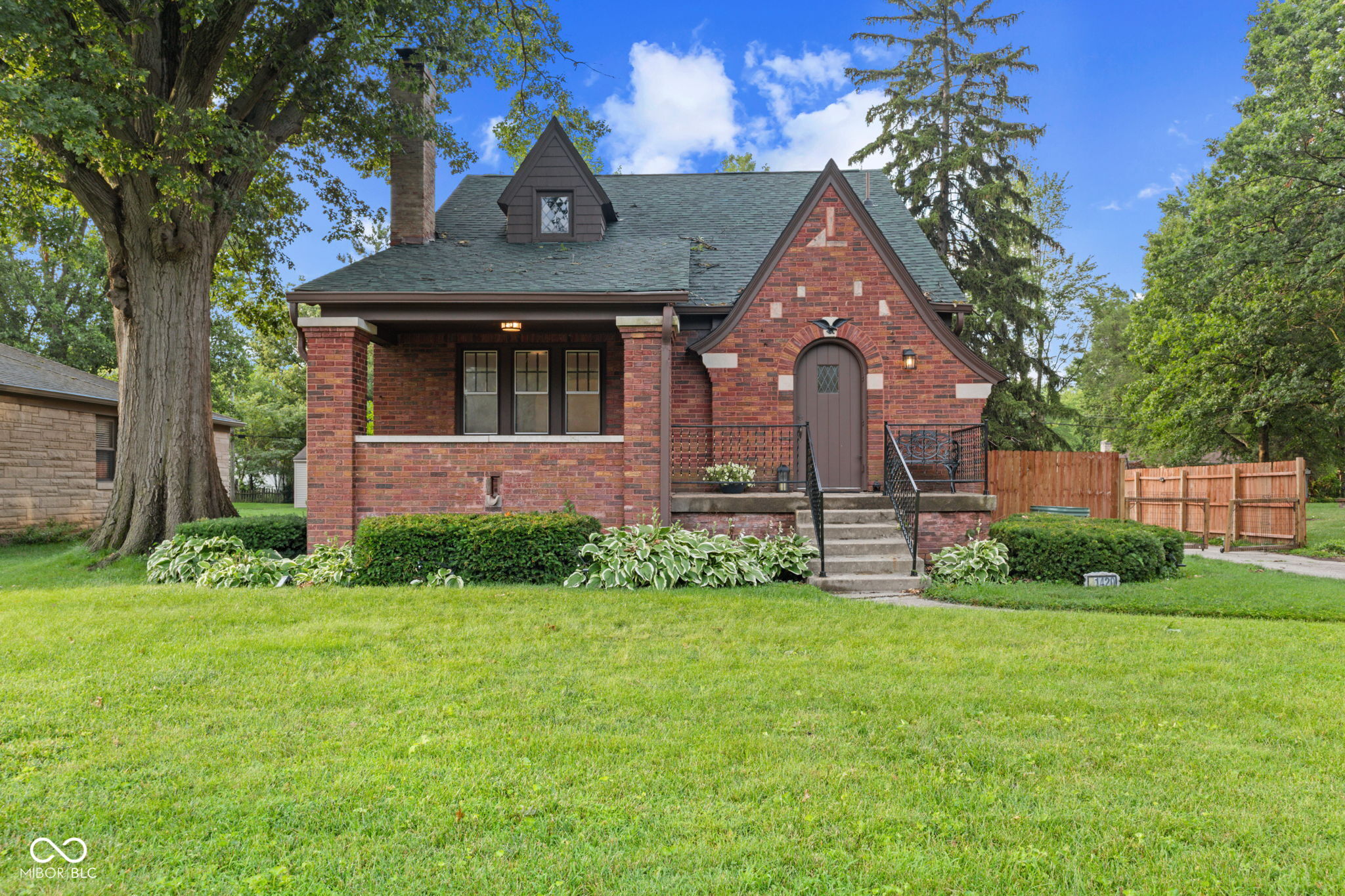 1420 E Loretta Drive