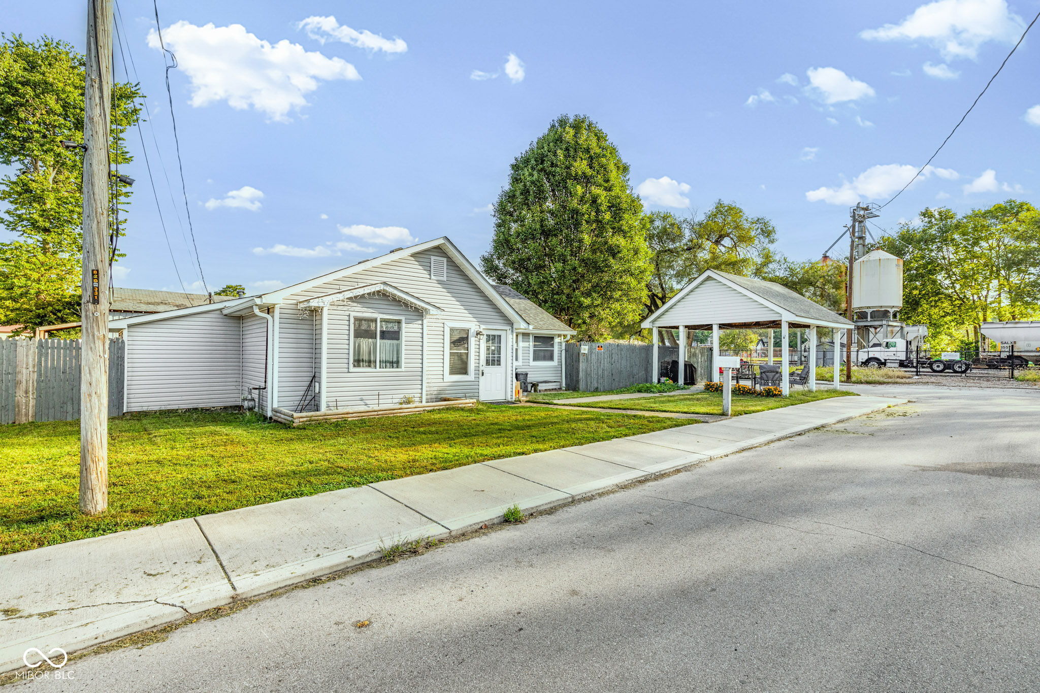 210 W Cunningham Street