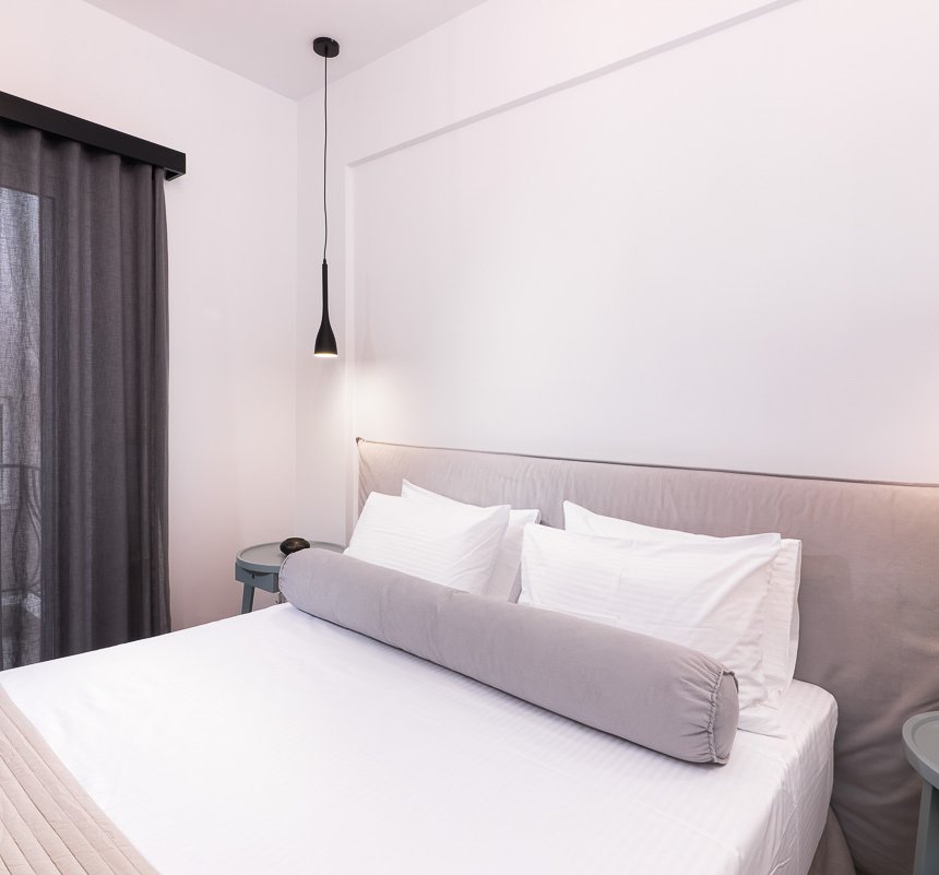 Το υπνοδωμάτιο του Deluxe Room του Lithies Zante Living. Δωμάτιο με διπλό κρεβάτι και μπαλκόνι.