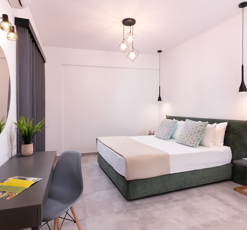 Το υπνοδωμάτιο του Superior Room του Lithies Zante Living. Υπνοδωμάτιο με διπλό κρεβάτι, μοντέρνα διακόσμηση και ήπια χρώματα