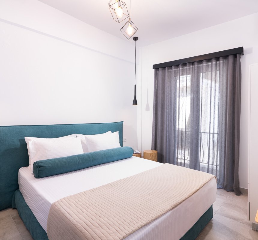 Το υπνοδωμάτιο του Premium Room του Lithies Zante Living. Υπνοδωμάτιο με διπλό κρεβάτι και μπαλκόνι.