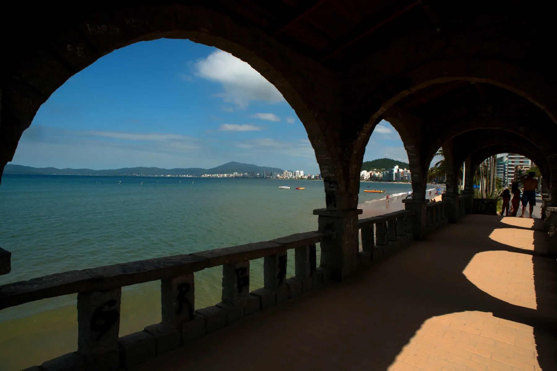 Arcos da Ponte do Suspiro com vista para a enseada de Itapema