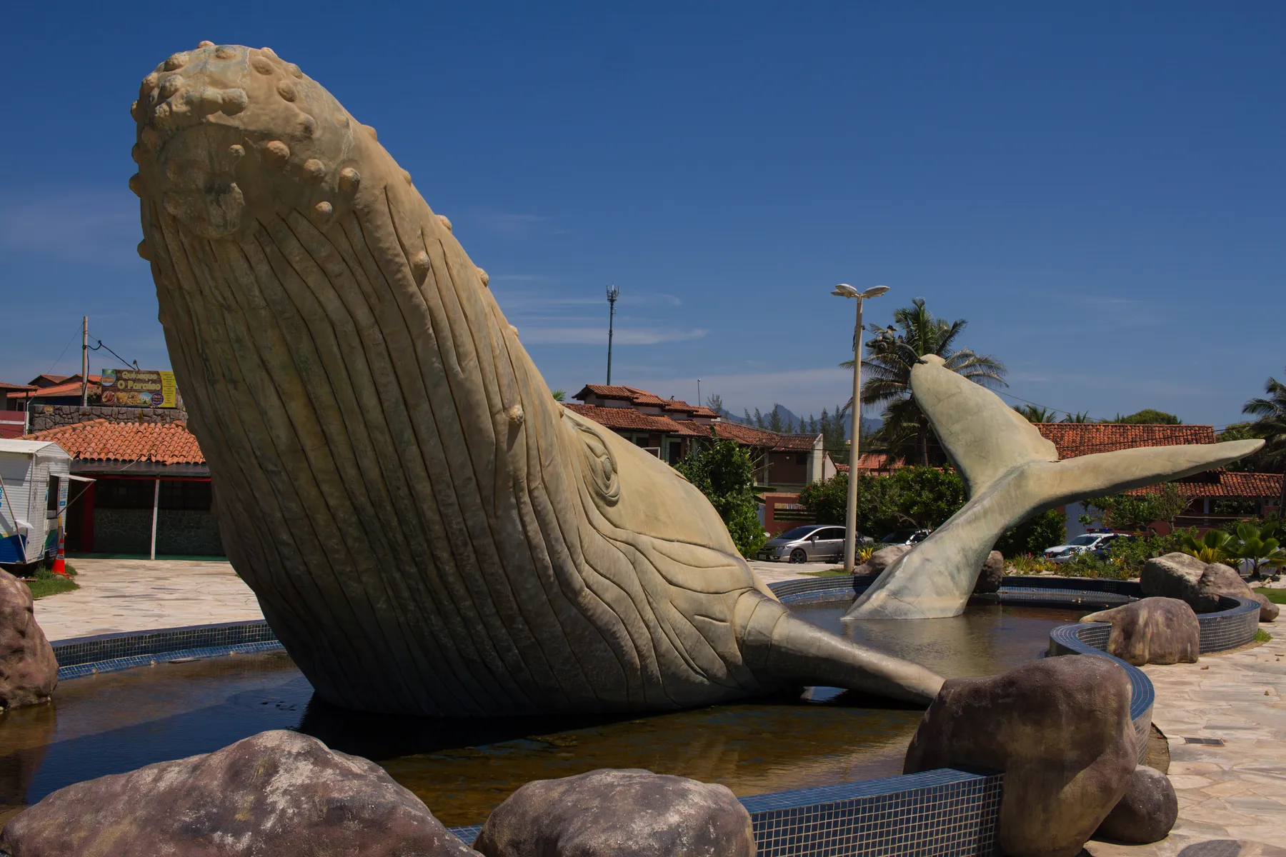 Escultura de la ballena en la Praça da Baleia, en Rio das Ostras