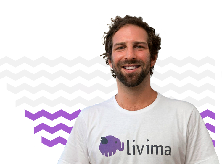 Foto de Felipe Bogoricin, fundador e CEO da Livima vestindo uma camiseta da empresa