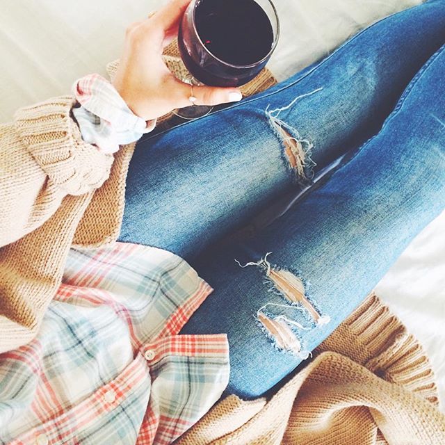 livvyland-blog-olivia-watson-cozy-red-wine-night-in-bed-plaid-oversize-cardigan-chunky-knit-fall-fashion