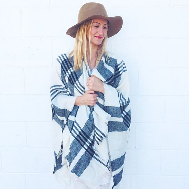 livvyland-blog-olivia-watson-topshop-poncho-blanket-scarf-black-white-plaid-beige-fedora-hat