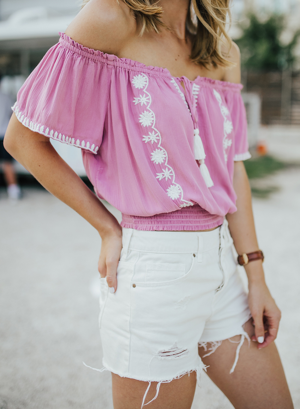 livvyland-blog-olivia-watson-austin-texas-fashion-blogger-pacsun-mom-shorts-off-white-vans-sneakers-summer-outfit-2